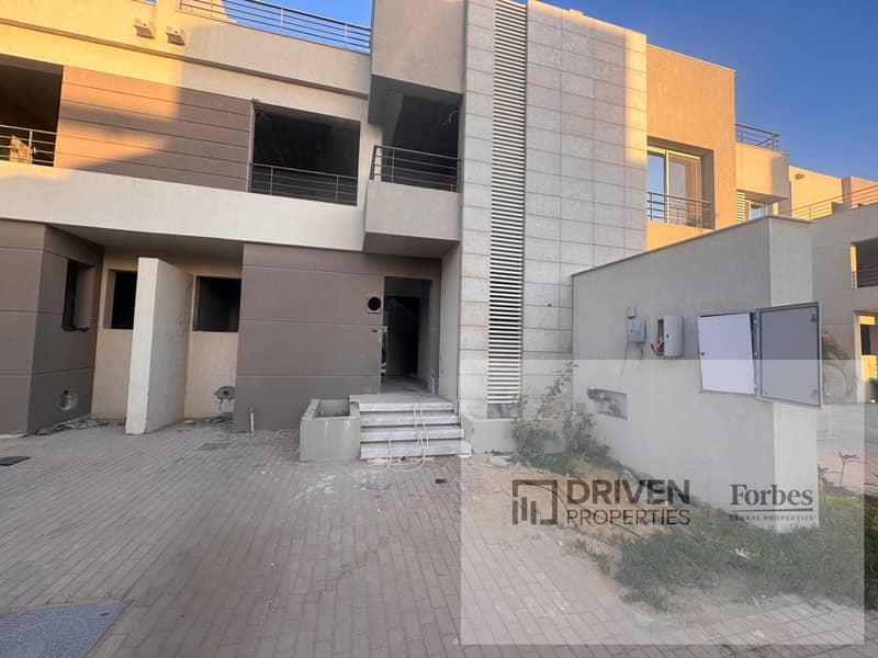 Ready To Move Fully Finished Townhouse For Sale In The Crown Palm Hills Compound Golf Extension 6th of October Giza - Widok 2