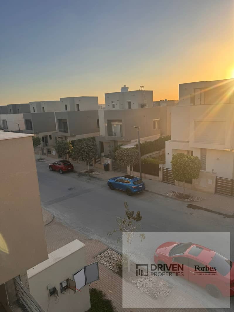 Ready To Move Fully Finished Townhouse For Sale In The Crown Palm Hills Compound Golf Extension 6th of October Giza - Widok 4