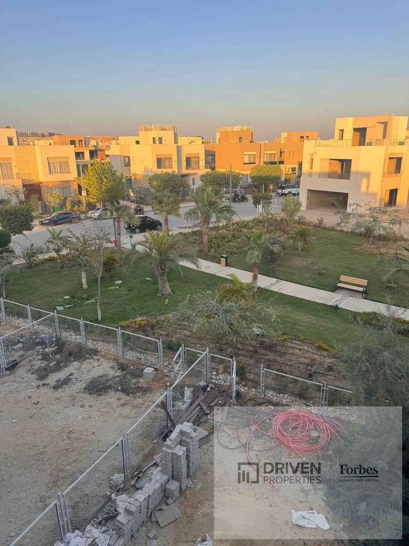Ready To Move Fully Finished Townhouse For Sale In The Crown Palm Hills Compound Golf Extension 6th of October Giza - Widok 5