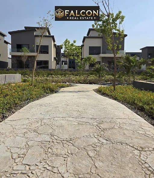 A luxurious villa for sale in a strategic location with a magnificent view, situated in The Crest compound in New Cairo (Fifth Settlement). - Więcej