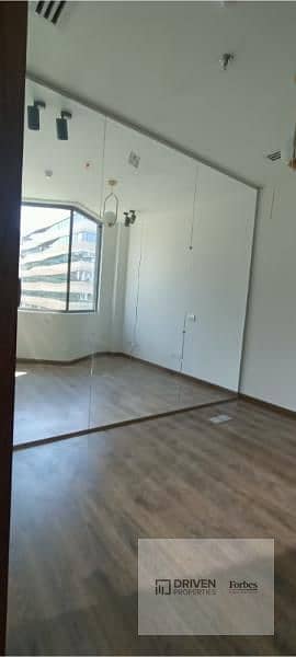 Fully Finished Office with ACs for Rent in The Portal Sodic West Sheikh Zayed Beverly Hills – pohled 4