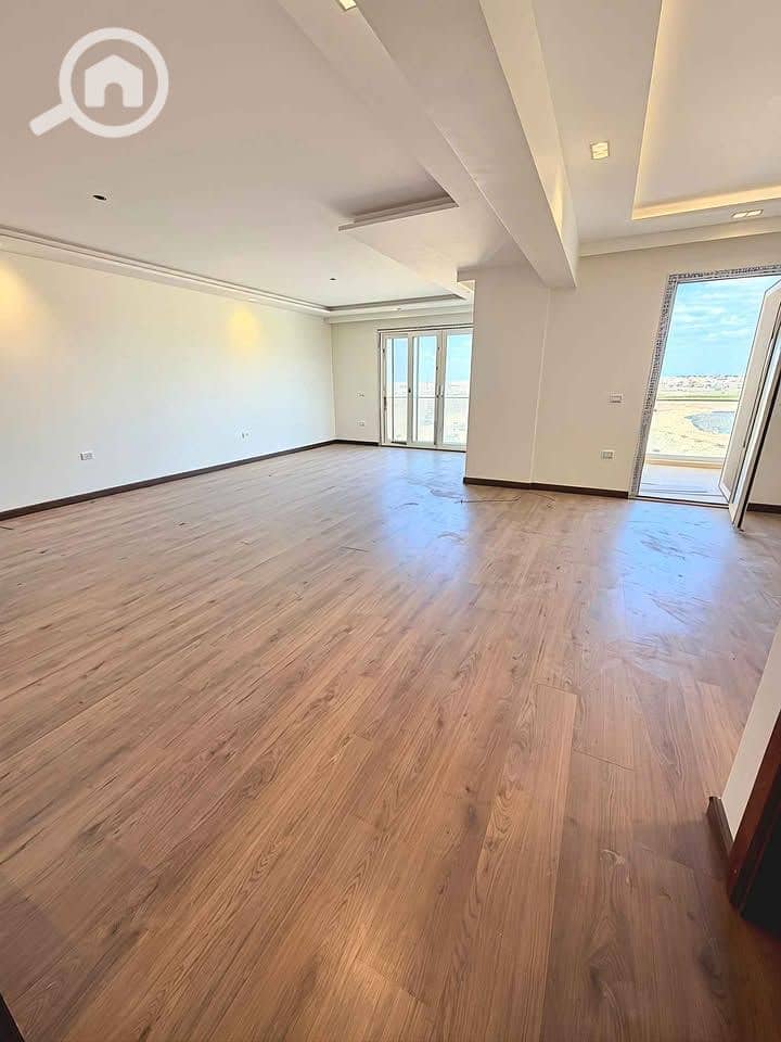 Own a duplex with a direct view of Land Escape in the Neom Pyramids compound, featuring all essential amenities for daily living. - Widok 6