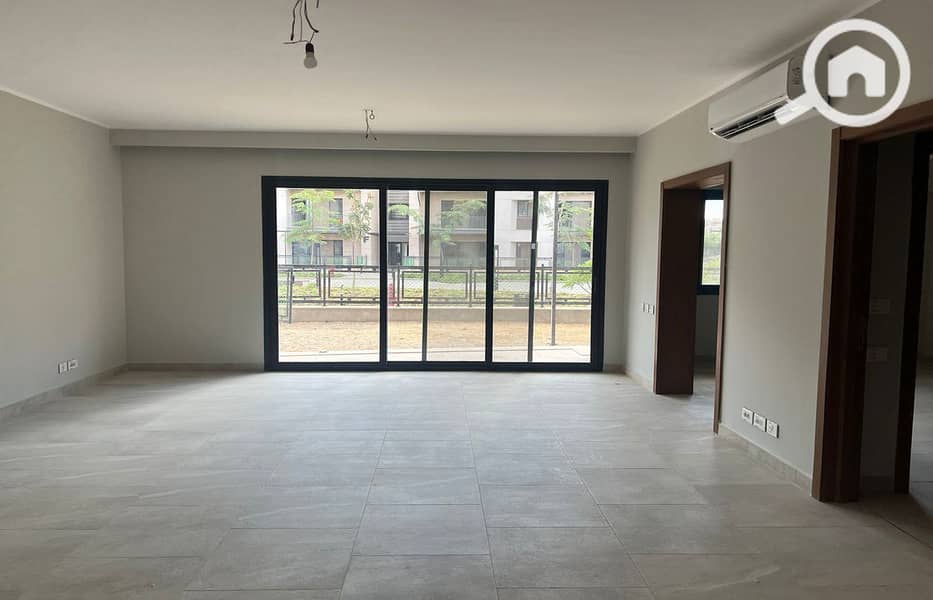 An apartment with a garden, furnished with air conditioning, ready for living in 6 West in Beverly. – pohled 3