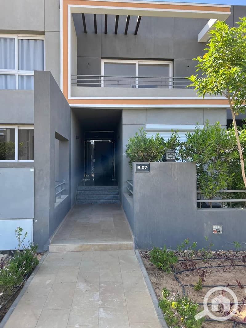 very special resale apartment for sale direct from the owner at a price lower than the developer's price, negotiable for a quick sale. Kayan Compound - Więcej
