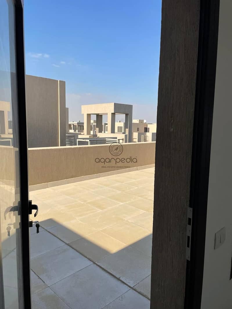 Distinctive penthouse for rent in Fifth Square, New Cairo with full finishing, a roof, air conditioning, and kitchen in a prestigious location suitable for living. - Mehr