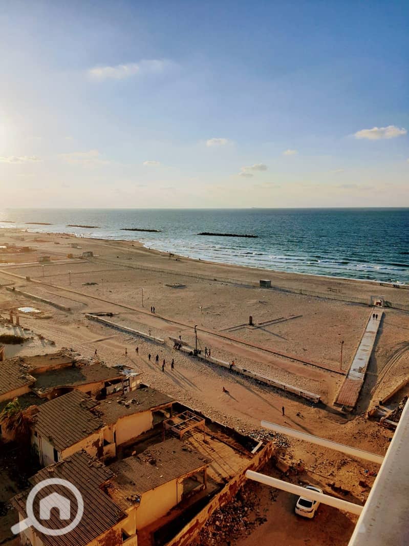 Penthouse apartment directly on the beach for sale in Al-Ajami, Al-Nakheel Beach, luxurious finishing, and the price will be reduced. – pohled 2