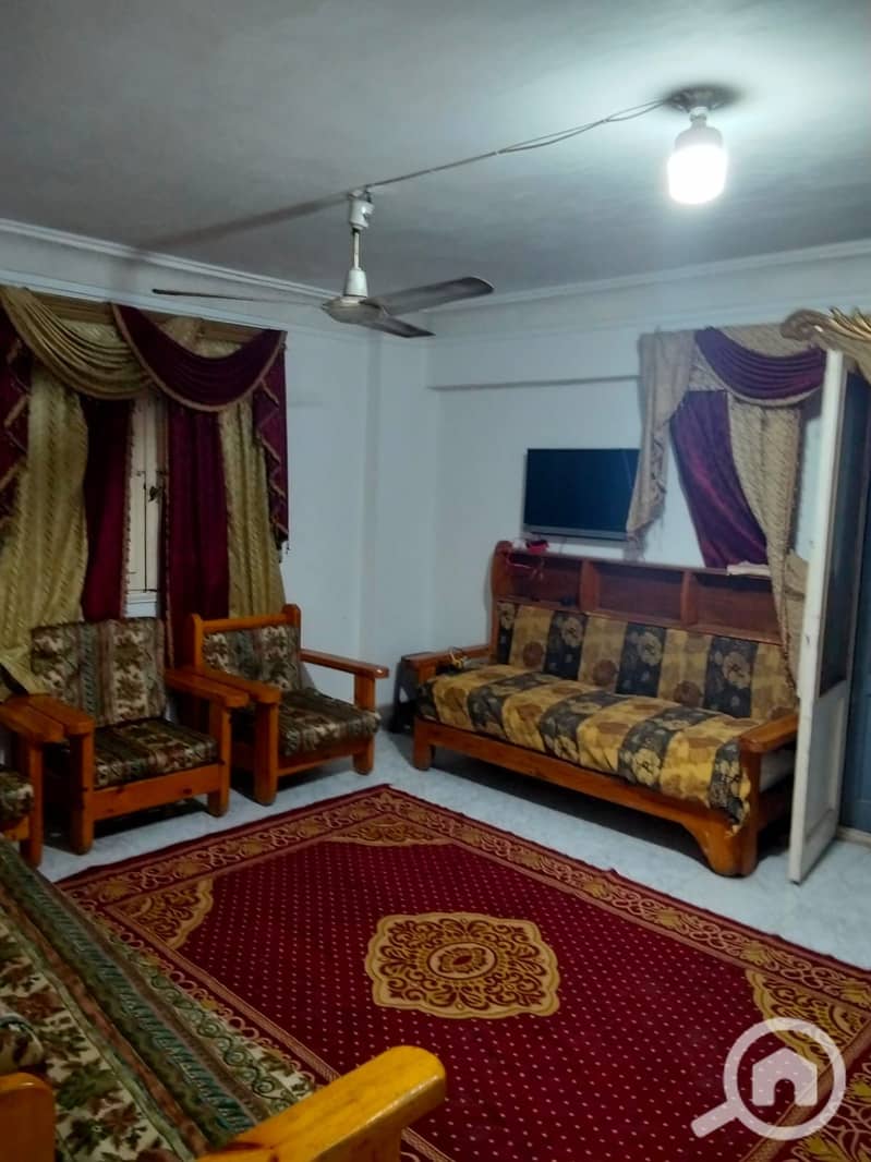 Furnished apartment with air conditioning for annual rent suitable for a family, newlyweds, or a company. 2 bedrooms, 2-piece reception, kitchen, bathroom, 4th floor. All facilities available: water, electricity, and elevator. Located in Alexandria, Al Agami, kilo 21, at Al Nakheel beach in a very distinguished location. – pohled 3