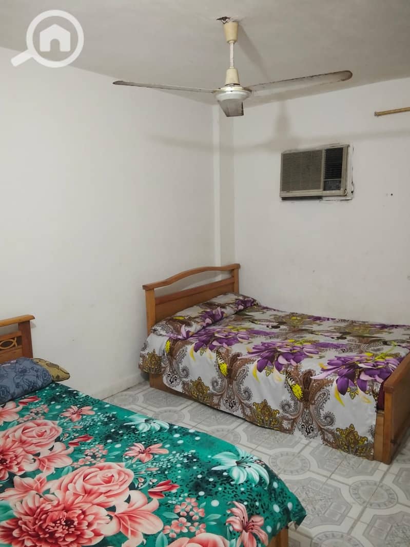 Furnished apartment with air conditioning for annual rent suitable for a family, newlyweds, or a company. 2 bedrooms, 2-piece reception, kitchen, bathroom, 4th floor. All facilities available: water, electricity, and elevator. Located in Alexandria, Al Agami, kilo 21, at Al Nakheel beach in a very distinguished location. – pohled 6