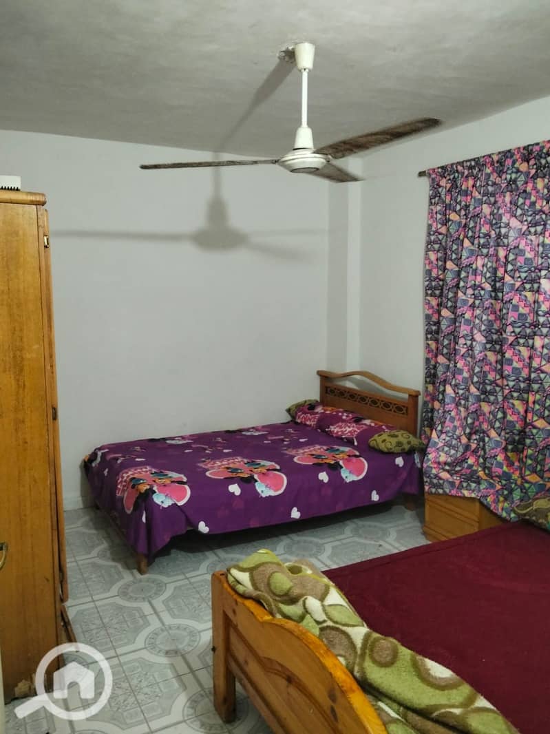 Furnished apartment with air conditioning for annual rent suitable for a family, newlyweds, or a company. 2 bedrooms, 2-piece reception, kitchen, bathroom, 4th floor. All facilities available: water, electricity, and elevator. Located in Alexandria, Al Agami, kilo 21, at Al Nakheel beach in a very distinguished location. – další