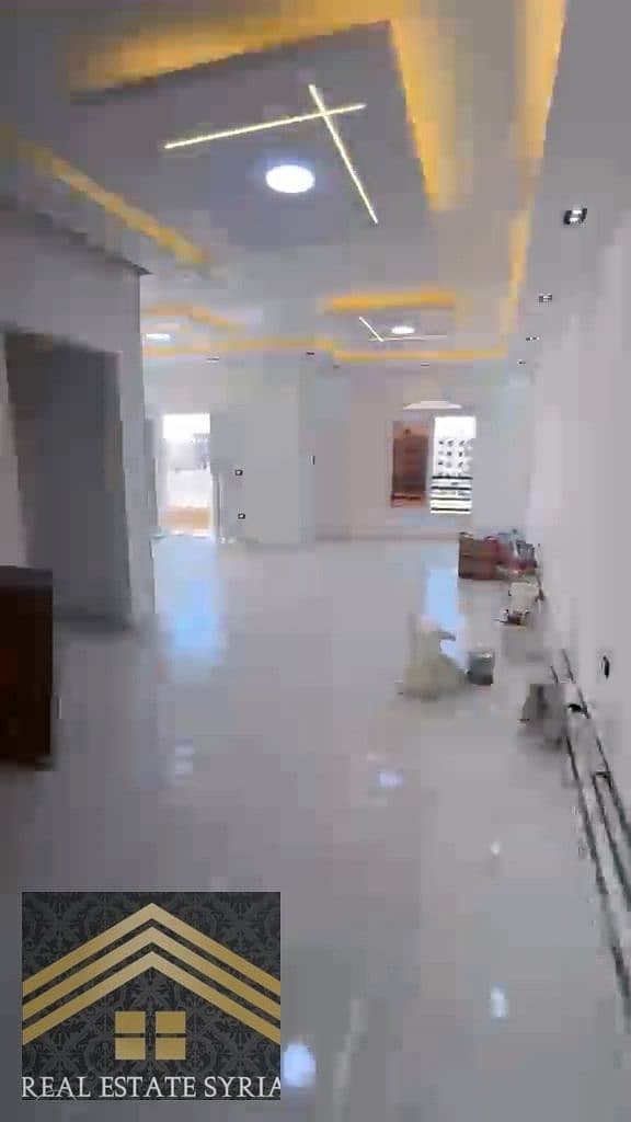 A 3-room apartment with a reception area and two pieces, ultra-super finishing, first occupancy, 2 bathrooms, and a front balcony. It has a third balcony in the adjacent area. Located in the eighth district, behind Hassan Allam compound, 2 minutes from the Suez Road. First occupancy, front-facing, requiring 12,000. - Widok 2