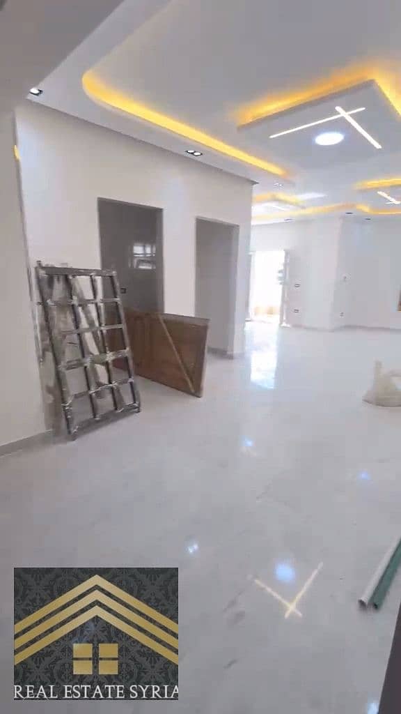 A 3-room apartment with a reception area and two pieces, ultra-super finishing, first occupancy, 2 bathrooms, and a front balcony. It has a third balcony in the adjacent area. Located in the eighth district, behind Hassan Allam compound, 2 minutes from the Suez Road. First occupancy, front-facing, requiring 12,000. - Widok 3