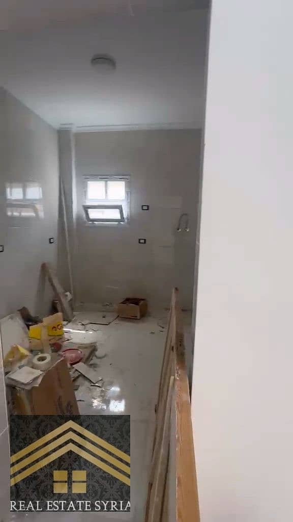 A 3-room apartment with a reception area and two pieces, ultra-super finishing, first occupancy, 2 bathrooms, and a front balcony. It has a third balcony in the adjacent area. Located in the eighth district, behind Hassan Allam compound, 2 minutes from the Suez Road. First occupancy, front-facing, requiring 12,000. - Widok 4
