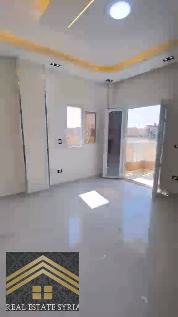 A 3-room apartment with a reception area and two pieces, ultra-super finishing, first occupancy, 2 bathrooms, and a front balcony. It has a third balcony in the adjacent area. Located in the eighth district, behind Hassan Allam compound, 2 minutes from the Suez Road. First occupancy, front-facing, requiring 12,000. - Widok 5