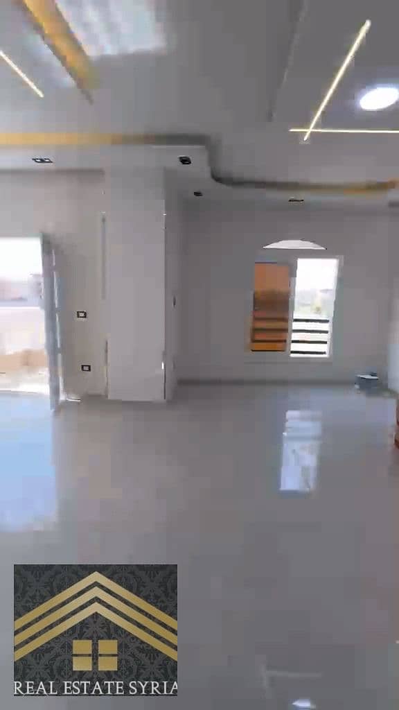 A 3-room apartment with a reception area and two pieces, ultra-super finishing, first occupancy, 2 bathrooms, and a front balcony. It has a third balcony in the adjacent area. Located in the eighth district, behind Hassan Allam compound, 2 minutes from the Suez Road. First occupancy, front-facing, requiring 12,000. - Widok 6