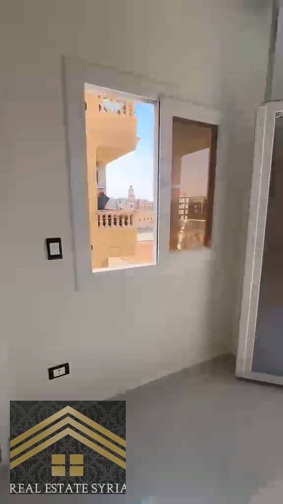 A 3-room apartment with a reception area and two pieces, ultra-super finishing, first occupancy, 2 bathrooms, and a front balcony. It has a third balcony in the adjacent area. Located in the eighth district, behind Hassan Allam compound, 2 minutes from the Suez Road. First occupancy, front-facing, requiring 12,000. - Więcej
