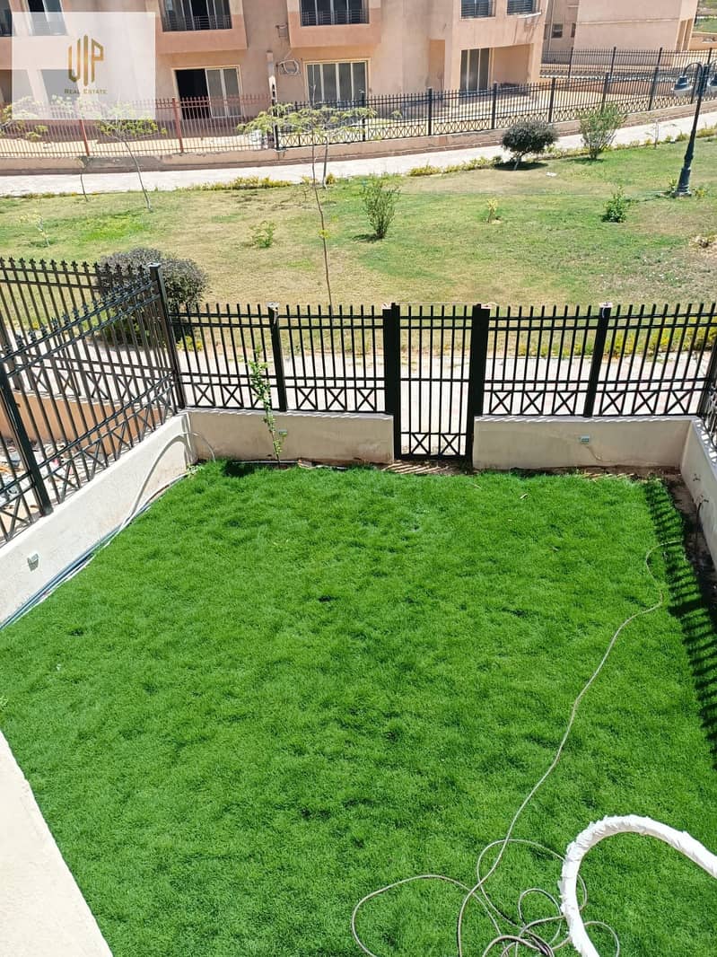 Townhouse compound Hassan Allam Al-Shorouk at a special price with a built area of 360 square meters, featuring two gardens (front and back) with a total area of 160 square meters, ultra super lux. - Widok 4