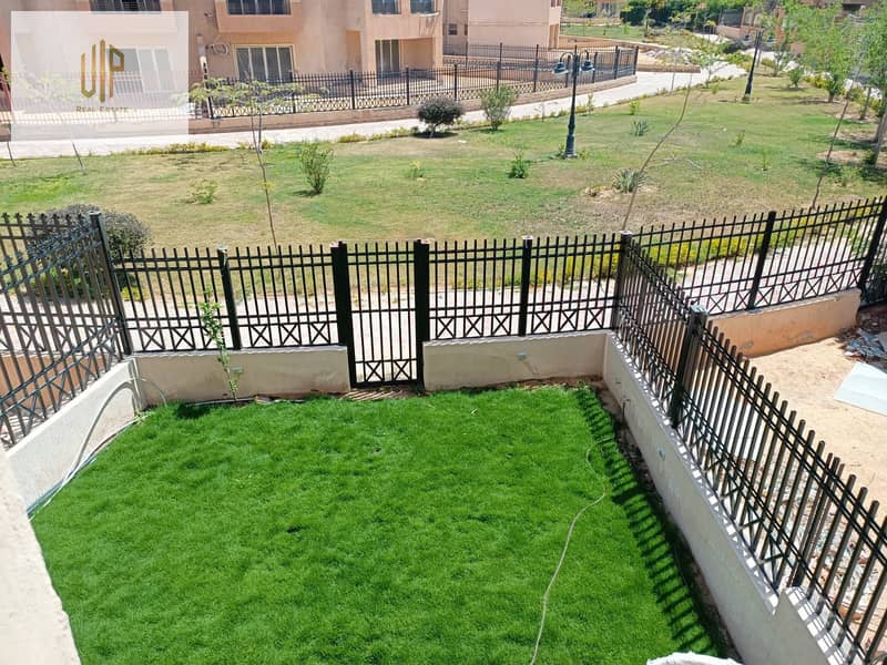Townhouse compound Hassan Allam Al-Shorouk at a special price with a built area of 360 square meters, featuring two gardens (front and back) with a total area of 160 square meters, ultra super lux. - Widok 5