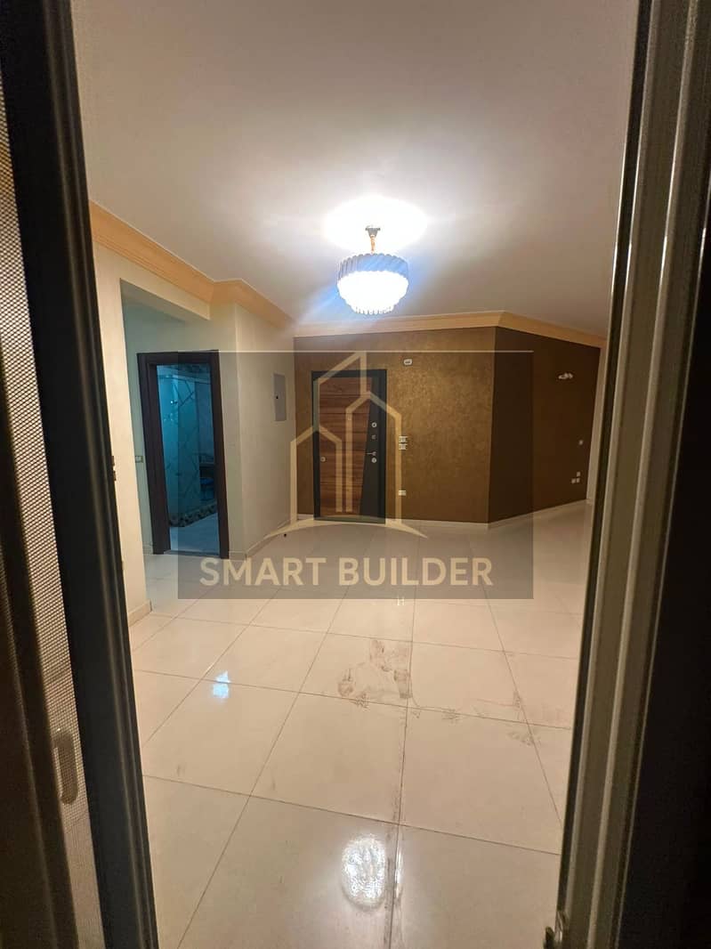 Half rooftop apartment for sale in Al-Banfusaj, Fifth Settlement buildings, ultra-super finishing, fully reconciled, area of 220 square meters, corner property, steps from North 90 and the Waterway. - Widok 3