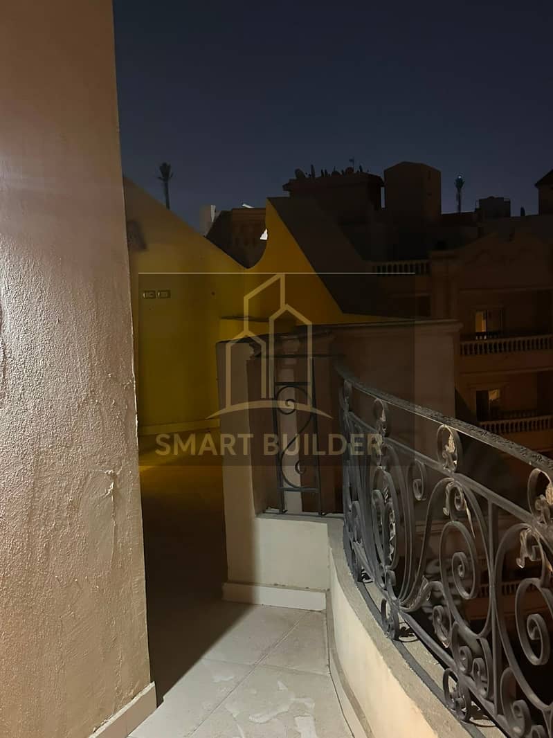 Half rooftop apartment for sale in Al-Banfusaj, Fifth Settlement buildings, ultra-super finishing, fully reconciled, area of 220 square meters, corner property, steps from North 90 and the Waterway. - Widok 4