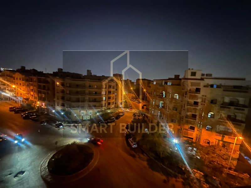 Half rooftop apartment for sale in Al-Banfusaj, Fifth Settlement buildings, ultra-super finishing, fully reconciled, area of 220 square meters, corner property, steps from North 90 and the Waterway. - Więcej