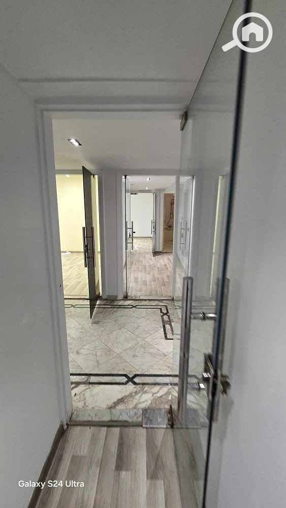 Administrative headquarters for rent, 700 meters, luxurious finishing, central air conditioning, prime location with a view of the ميرلاند park, divisible. – pohled 3