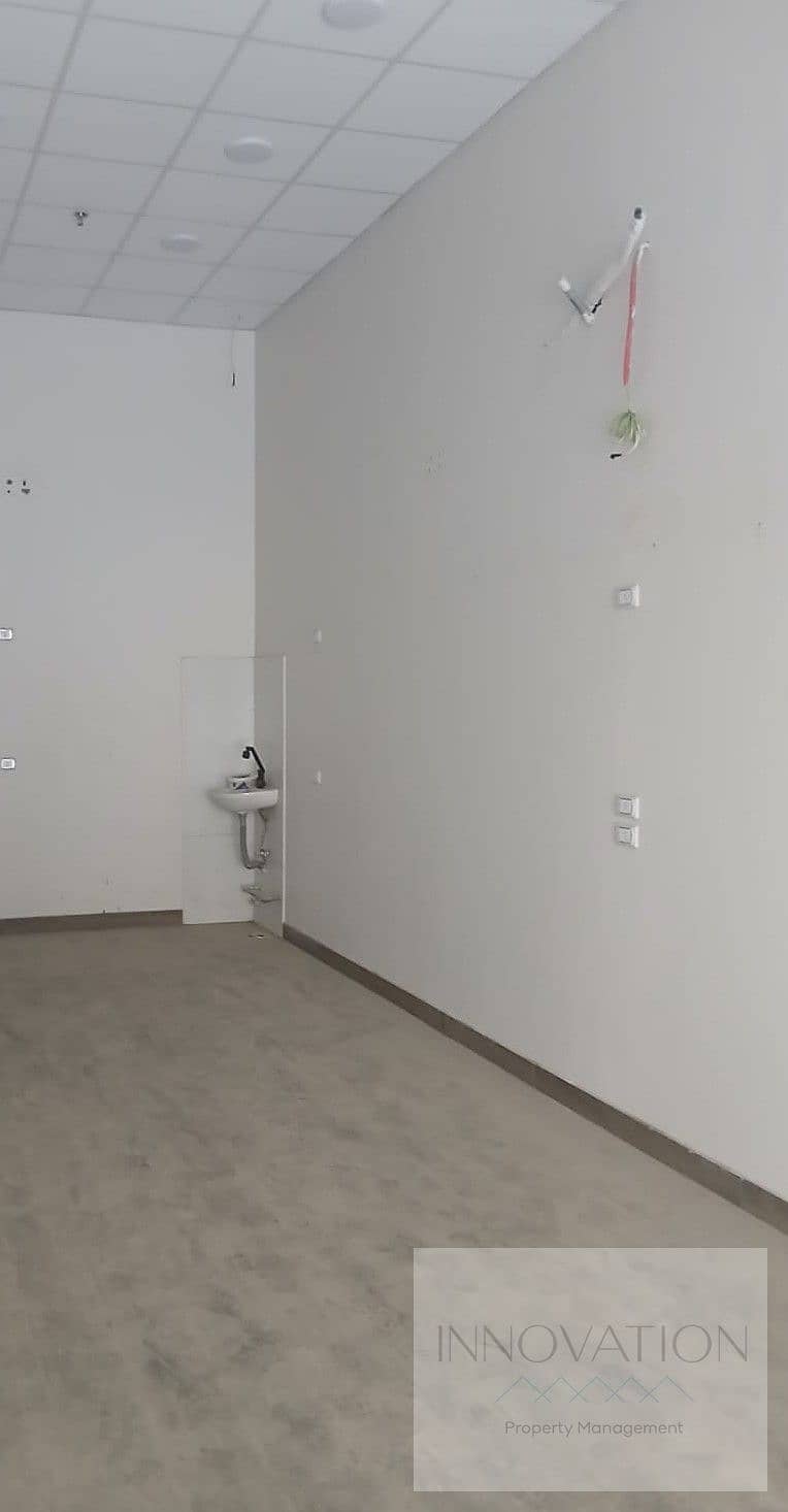 Commercial space for rent 45 sqm + 30 sqm Out Area in a mall (3rd settlement) Prime location – pohled 3