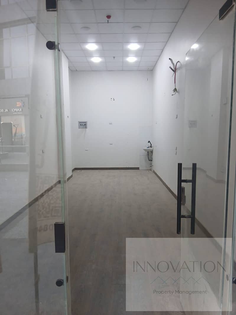 Commercial space for rent 45 sqm + 30 sqm Out Area in a mall (3rd settlement) Prime location – pohled 4