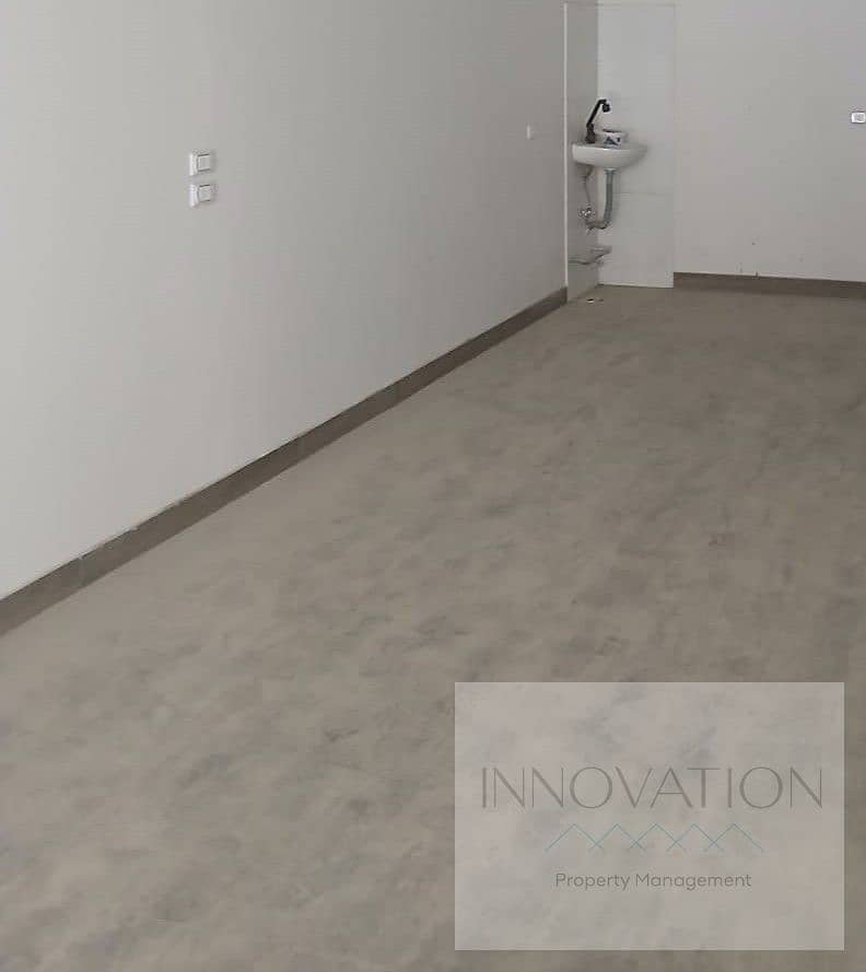 Commercial space for rent 45 sqm + 30 sqm Out Area in a mall (3rd settlement) Prime location – další