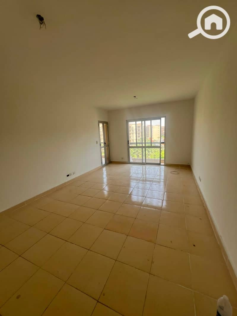 For sale in Al Rehab City, an 131m apartment in the eighth phase next to the Eastern Market with a wide garden view, in a prime location. - Widok 4