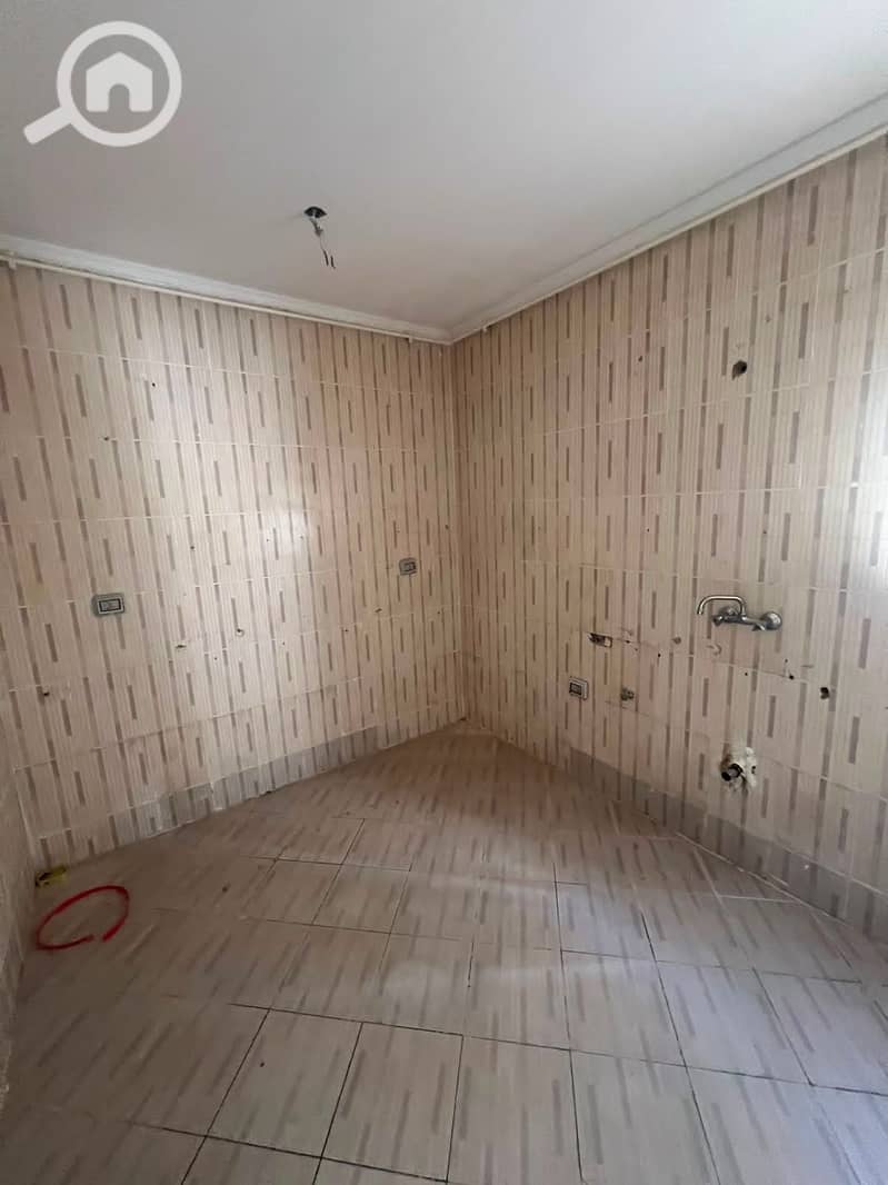 For sale in Al Rehab City, an 131m apartment in the eighth phase next to the Eastern Market with a wide garden view, in a prime location. - Widok 5