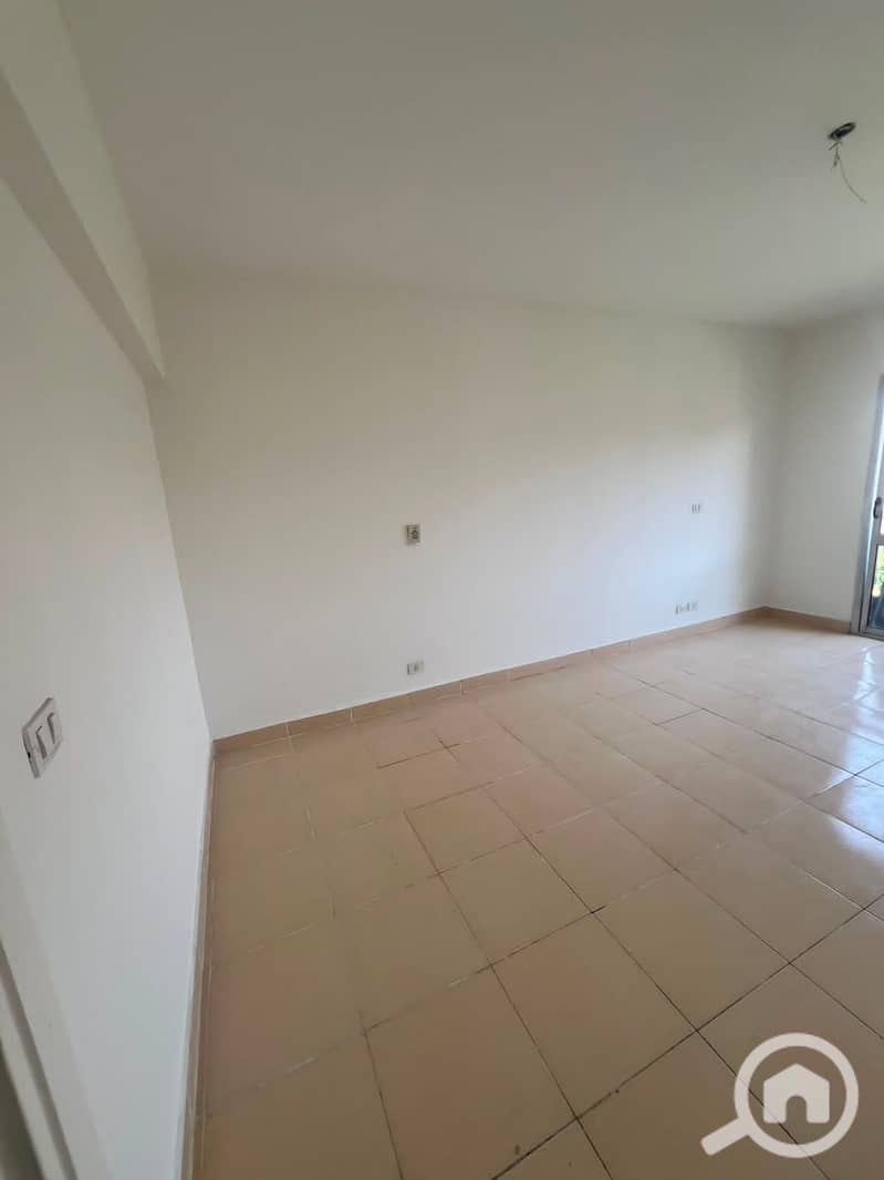 For sale in Al Rehab City, an 131m apartment in the eighth phase next to the Eastern Market with a wide garden view, in a prime location. - Więcej