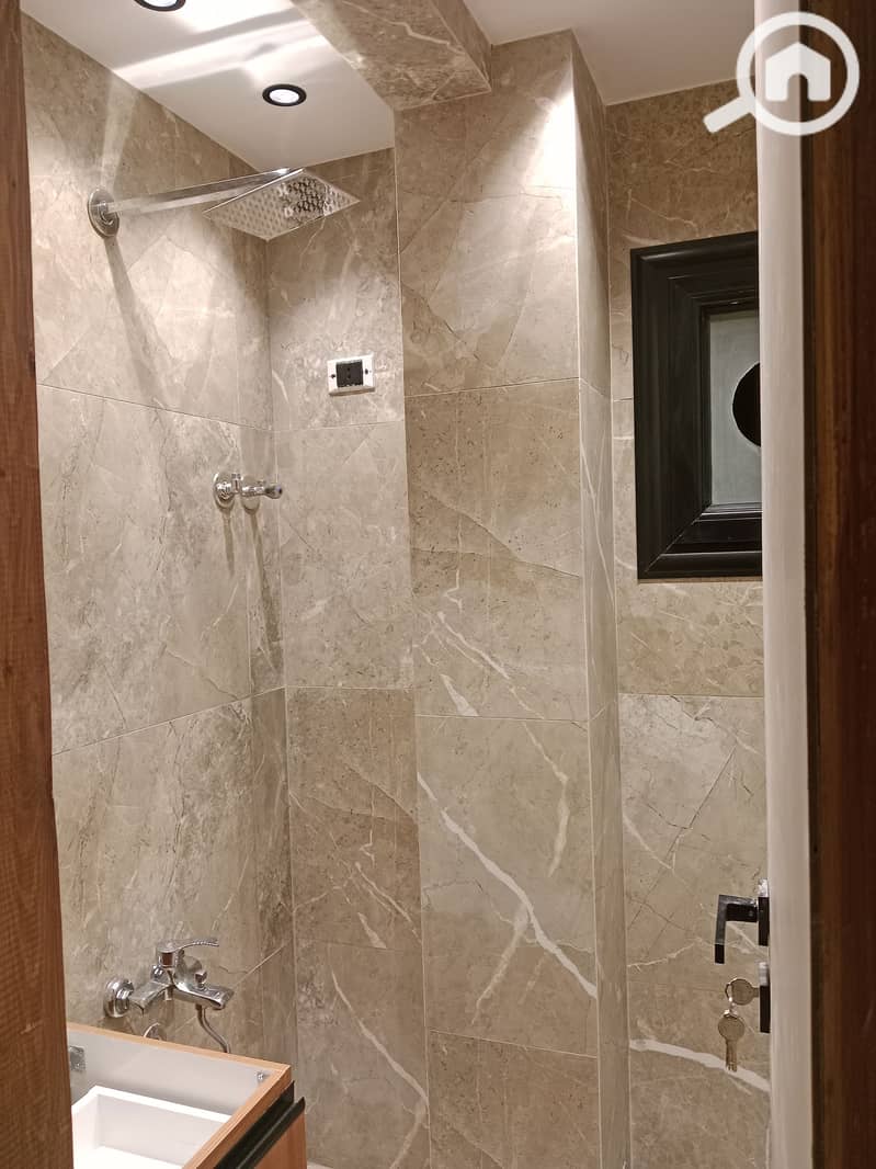 8 1000095405. jpg