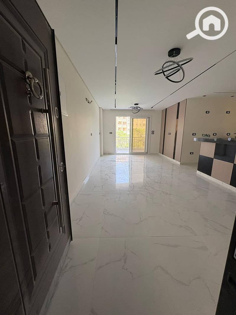 Apartment for sale in Madinaty, 96m² in B7, special finishing, ultra super lux, first occupancy, wide garden view – pohled 3