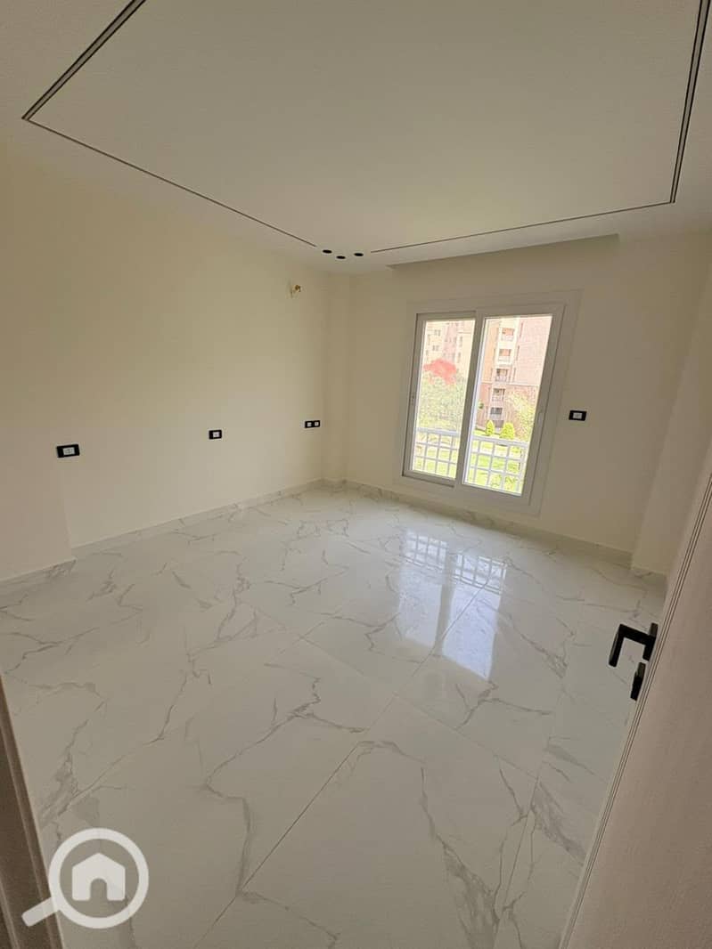 Apartment for sale in Madinaty, 96m² in B7, special finishing, ultra super lux, first occupancy, wide garden view – pohled 5