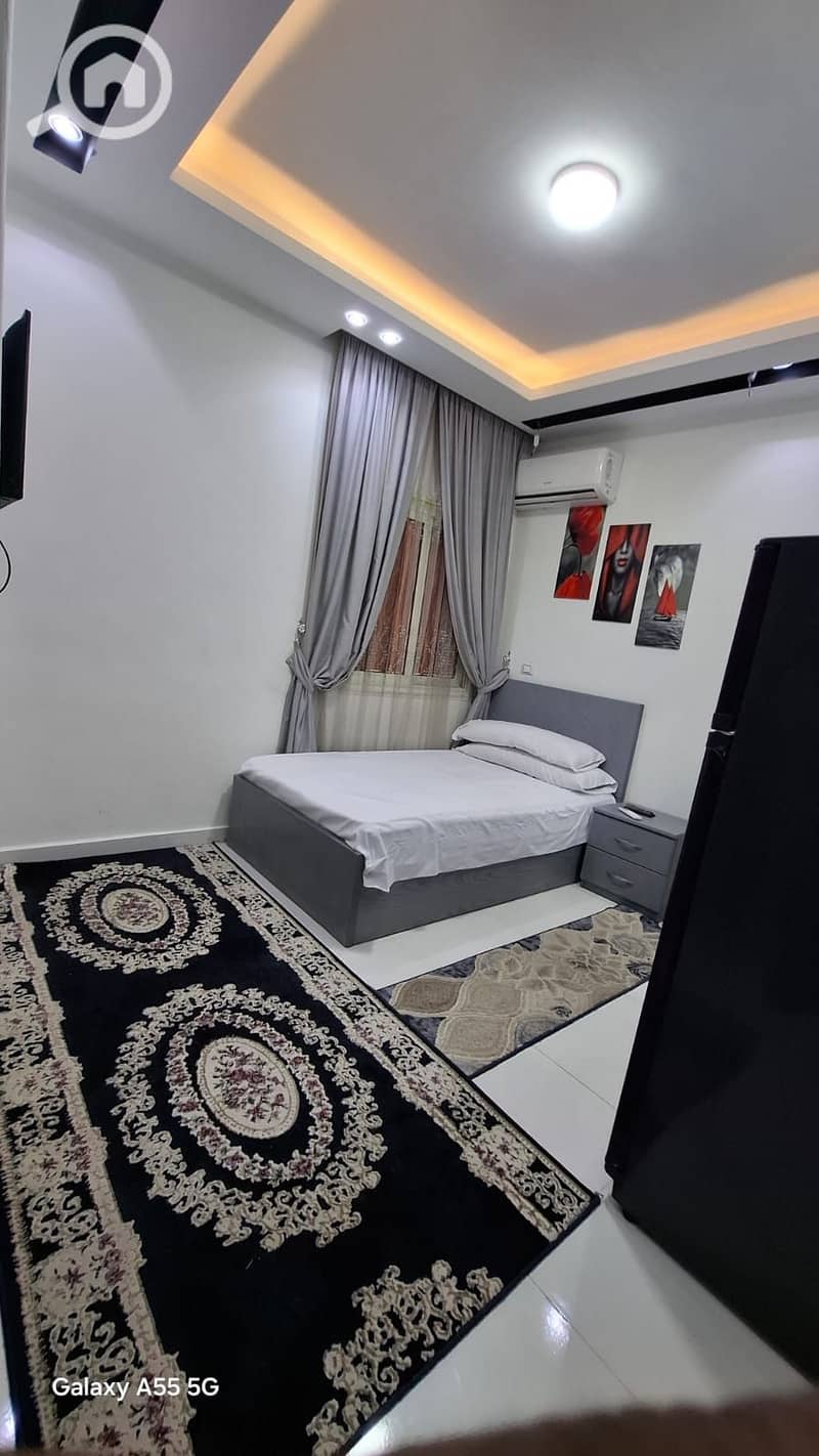 Furnished studio for rent in the first neighborhood, eighth adjacent area, with a room, bathroom, and kitchen. - Mehr