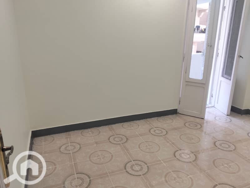 90 m² apartment for annual rent, suitable for a family or newlyweds, high-end finishing, includes all amenities: water and electricity, 2 bedrooms, two-section reception, kitchen, bathroom, first floor, all amenities available: water and electricity, in Alexandria, Al-Ajami, kilo 21, at a very distinguished location near Al-Nakheel Beach. - Mehr