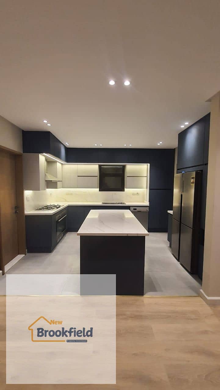 Triplex for Rent Kitchen & A/Cs Eastown SODIC Directly on South 90 Road Golden Square, New Cairo - Mehr