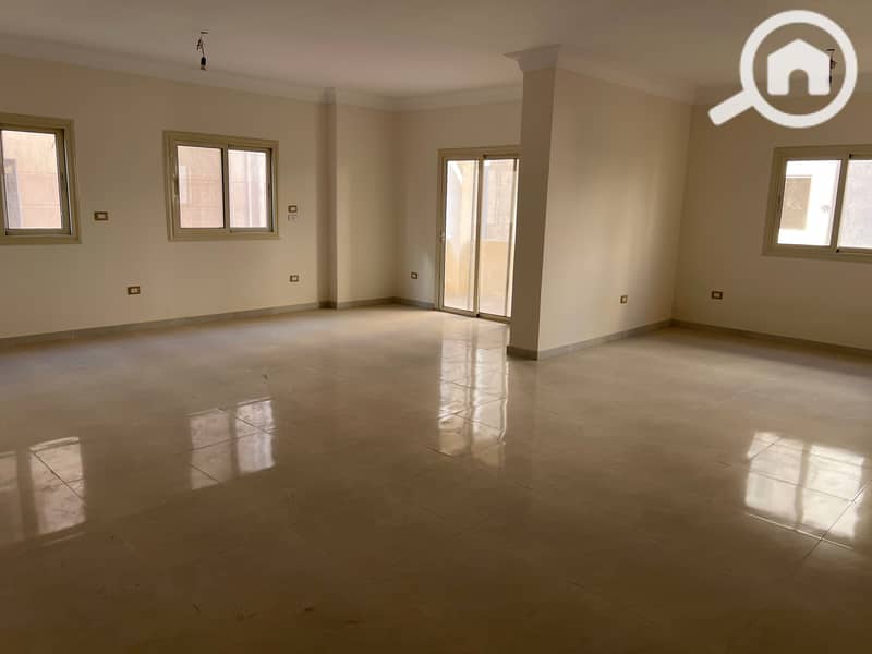 Apartment for rent in the villas, the third district east - steps from the Suez Road and all services. Apartment details: Area: 180 meters, 3 bedrooms, spacious reception, 3 pieces, 2 bathrooms, second floor. Features: Ultra super lux finishing, electricity meter, internet, all air conditioning extensions ready, ready apartment. - Ansicht 5