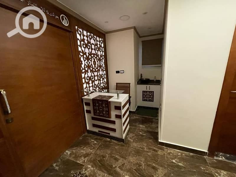 Office for rent – fully furnished – Soma Cairo Compound. A unique opportunity for companies and entrepreneurs in a strategic location inside the Soma Cairo Compound on the Ring Road in Maadi, next to Soma Cairo Tower and Baron City Compound and Bank of Alexandria Hospital. Specifications: Two rooms... - Mehr