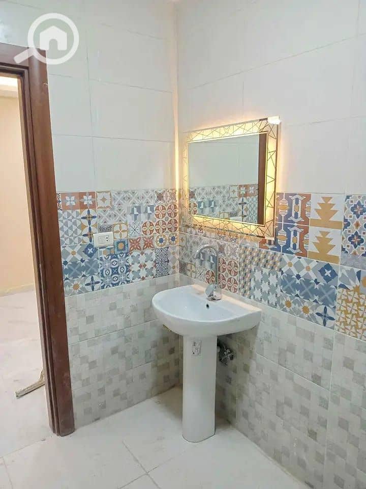 Apartment for rent in Ashgar Darana View Panorana, Zahraa El MaadiArea: 156 sq mConsists of 3 bedrooms, reception, kitchen, and 2 bathrooms8th floorEl - Aanzicht 4