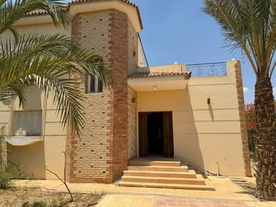 3 Bedroom Villa for Sale in 6th of October, Giza - فيلا بمساحة ٢٢٠ متر علي دورين تتوسط نصف فدان ( ٢١٠٠ متر ) حديقه مثمره