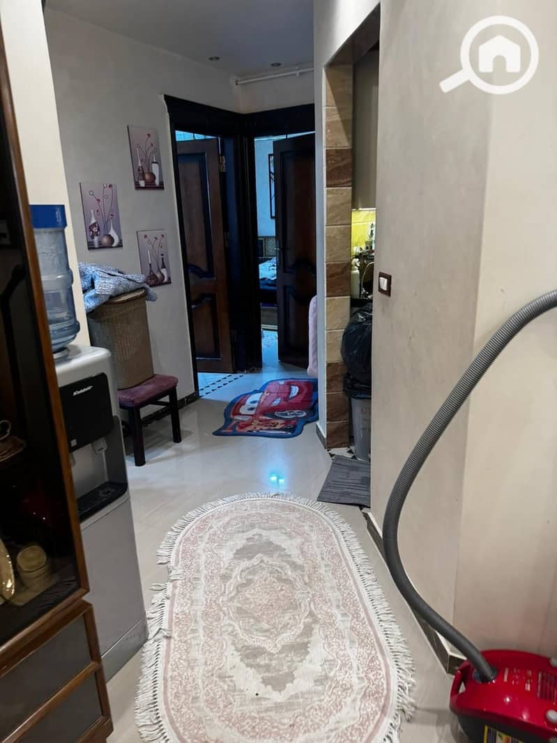 The apartment in the fourth neighborhood has an area of 140 square meters and is an old building. - Widok 2
