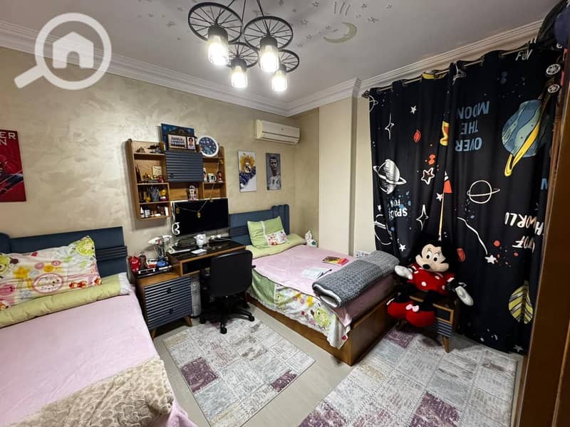 The apartment in the fourth neighborhood has an area of 140 square meters and is an old building. - Widok 3