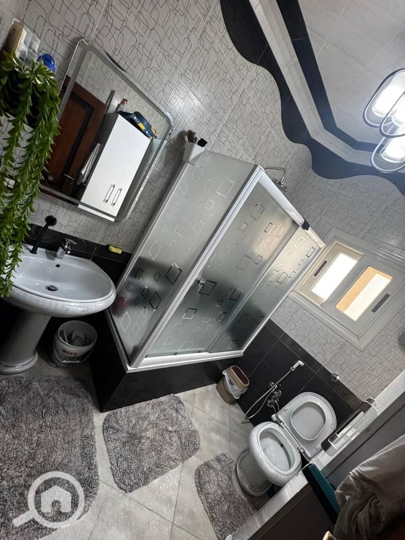 The apartment in the fourth neighborhood has an area of 140 square meters and is an old building. - Widok 4