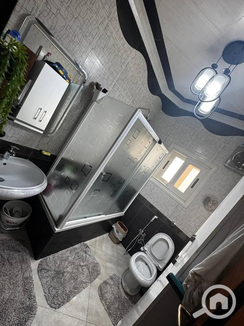 The apartment in the fourth neighborhood has an area of 140 square meters and is an old building. - Widok 5