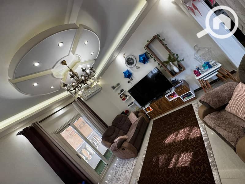 The apartment in the fourth neighborhood has an area of 140 square meters and is an old building. - Więcej