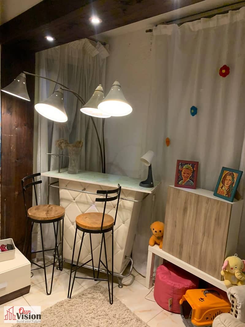 For sale: an apartment in the Al Mohandessin Gardens Compound in Sheikh Zayed, with an area of 90 sqm and a garden of 120 sqm. The layout includes 2 bedrooms, a bathroom, an American kitchen, and a reception. Ground floor. Fully finished. - Vista 2