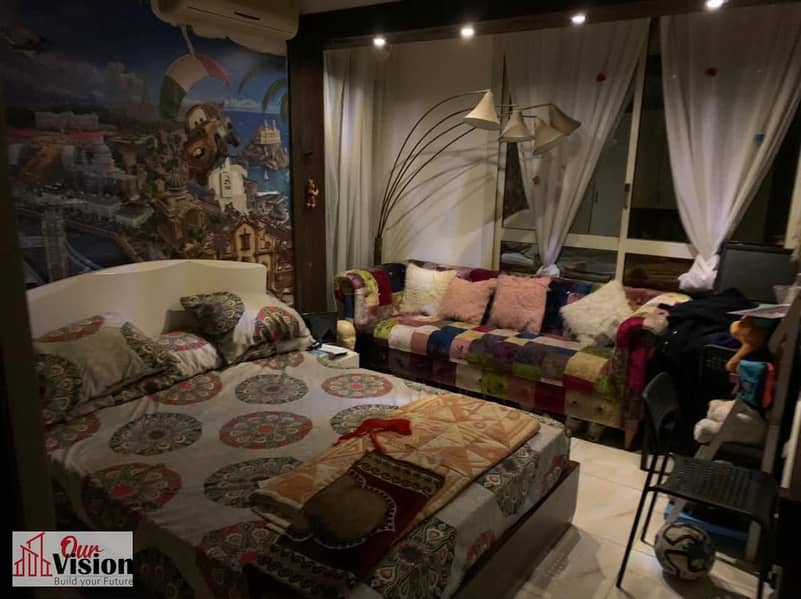 For sale: an apartment in the Al Mohandessin Gardens Compound in Sheikh Zayed, with an area of 90 sqm and a garden of 120 sqm. The layout includes 2 bedrooms, a bathroom, an American kitchen, and a reception. Ground floor. Fully finished. - Vista 3