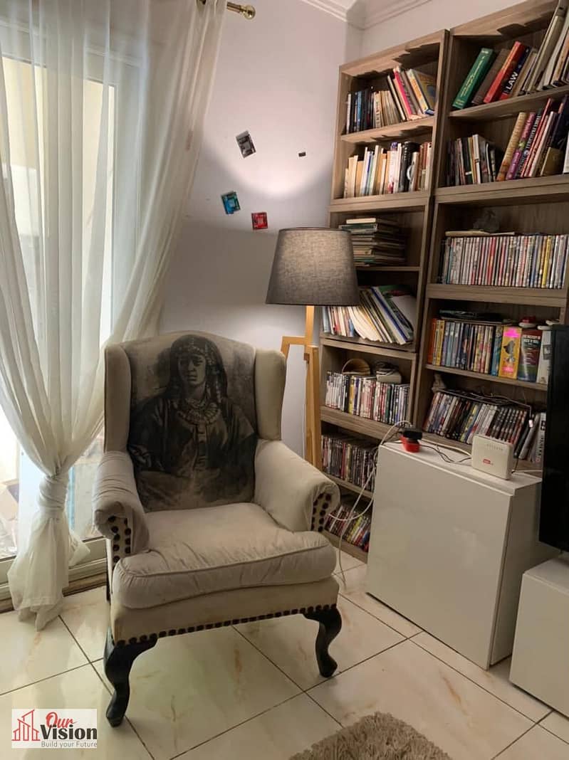 For sale: an apartment in the Al Mohandessin Gardens Compound in Sheikh Zayed, with an area of 90 sqm and a garden of 120 sqm. The layout includes 2 bedrooms, a bathroom, an American kitchen, and a reception. Ground floor. Fully finished. - Vista 4