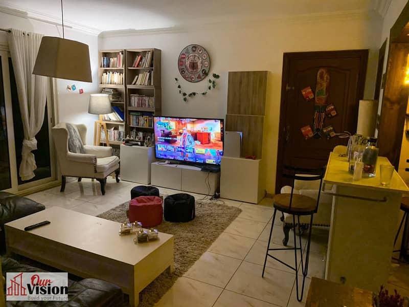 For sale: an apartment in the Al Mohandessin Gardens Compound in Sheikh Zayed, with an area of 90 sqm and a garden of 120 sqm. The layout includes 2 bedrooms, a bathroom, an American kitchen, and a reception. Ground floor. Fully finished. - Vista 5